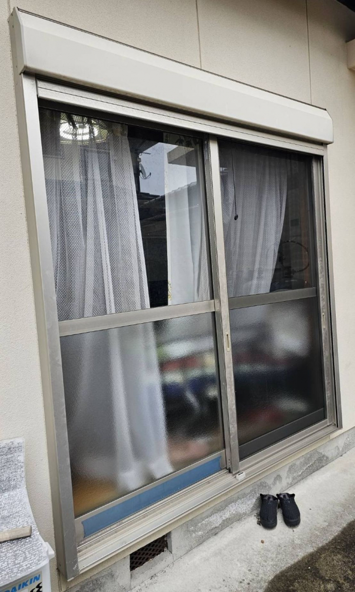 河端硝子の掃き出し窓にリプラスを取り付けました。の施工前の写真1