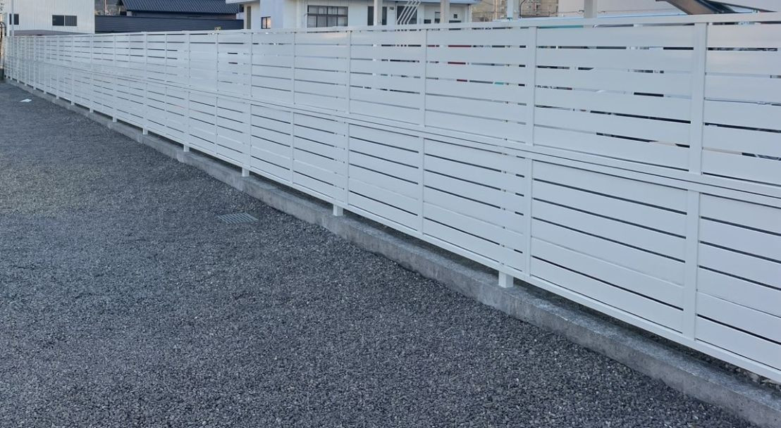 河端硝子の目隠しフェンスに取り替えました。の施工後の写真1