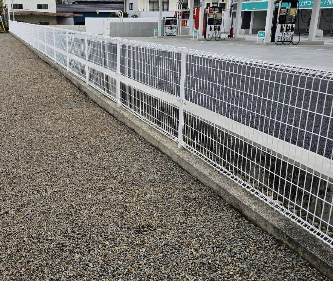河端硝子の目隠しフェンスに取り替えました。の施工前の写真1