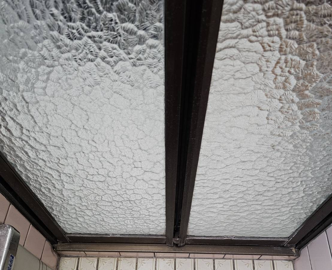 河端硝子の浴室折れ戸の取り替えを行いました。の施工前の写真2