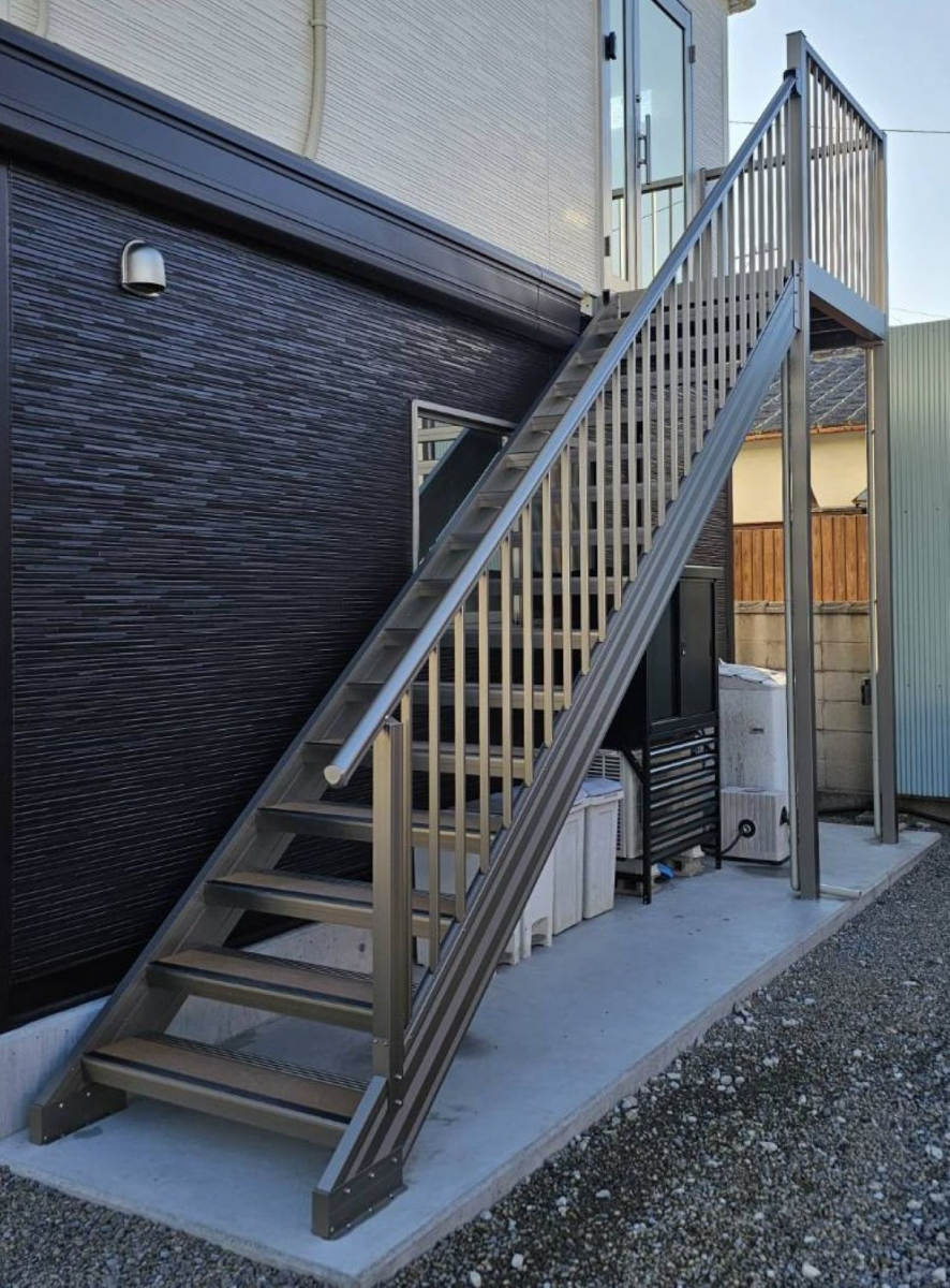 河端硝子のアルミ階段を取り付けました。の施工後の写真1