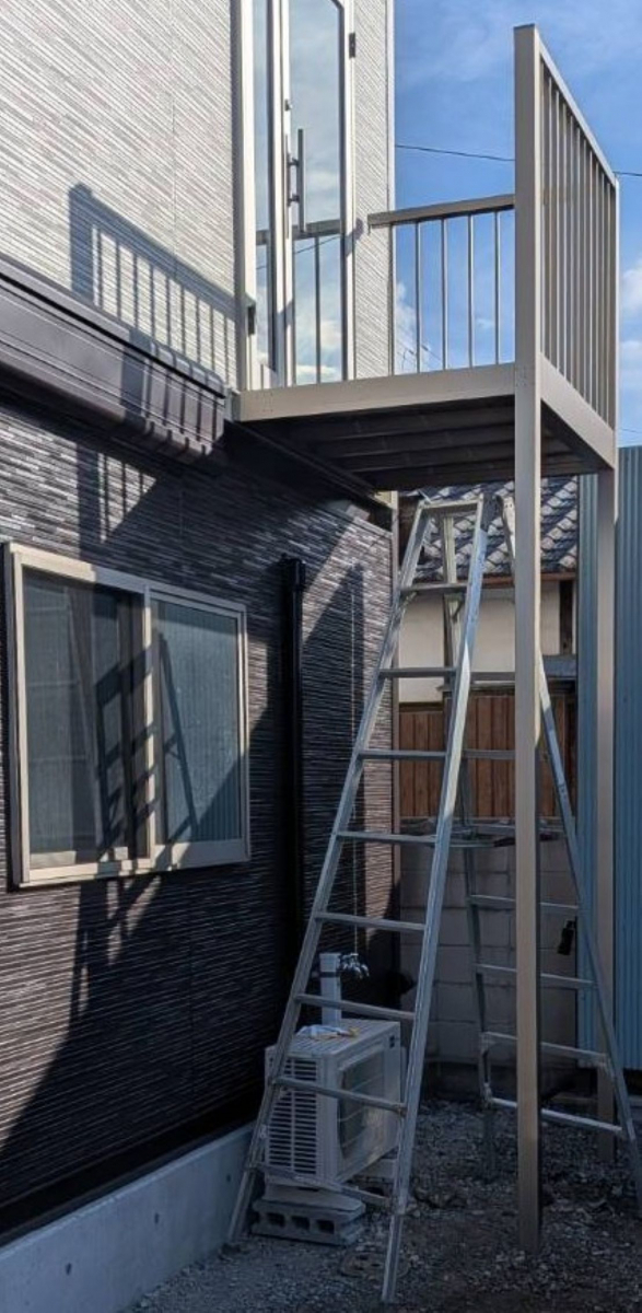 河端硝子のアルミ階段を取り付けました。の施工前の写真2