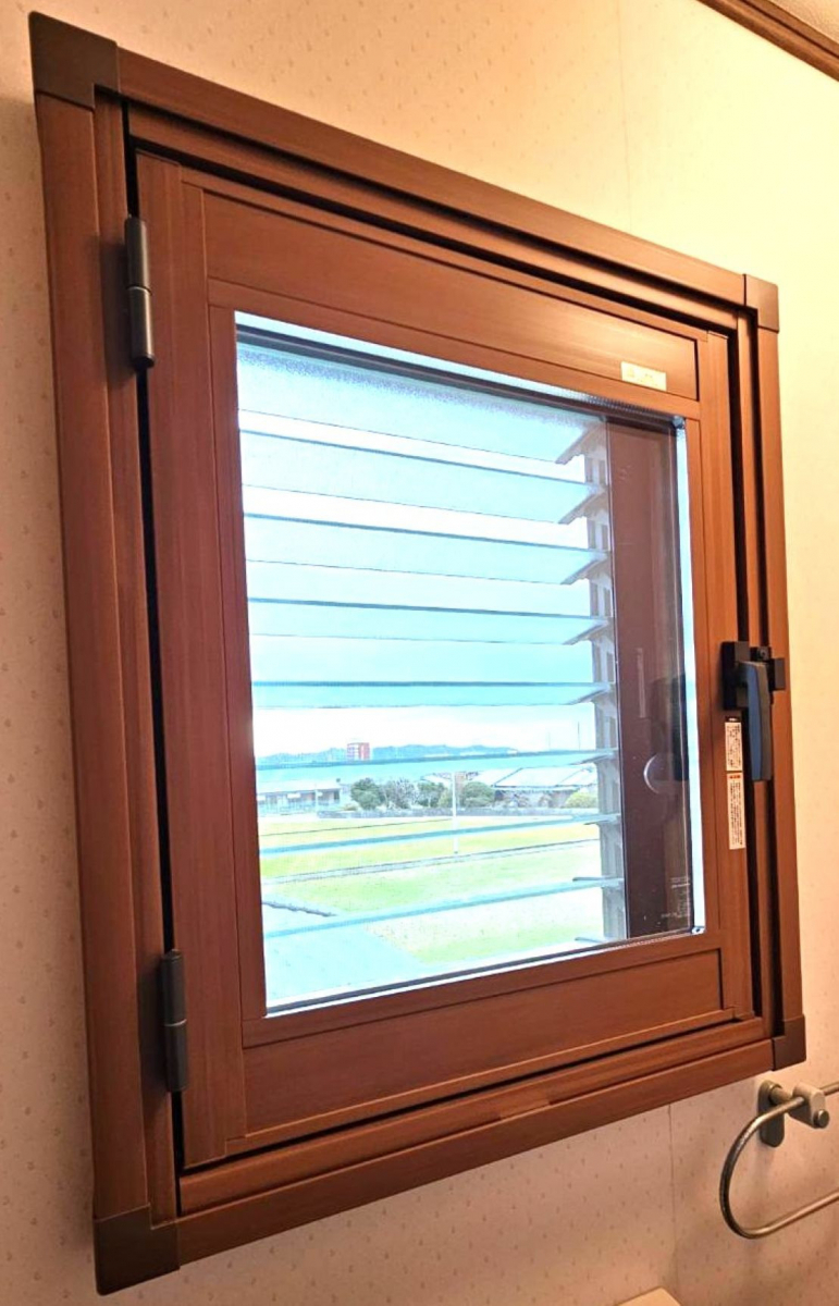 河端硝子のルーバー窓にインプラスを取り付けました。の施工後の写真1