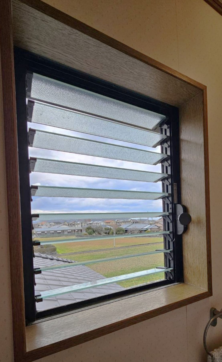 河端硝子のルーバー窓にインプラスを取り付けました。の施工前の写真1