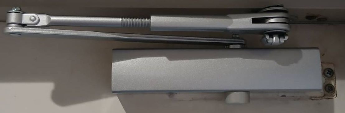 河端硝子のドアクローザーの交換をしました。の施工後の写真1