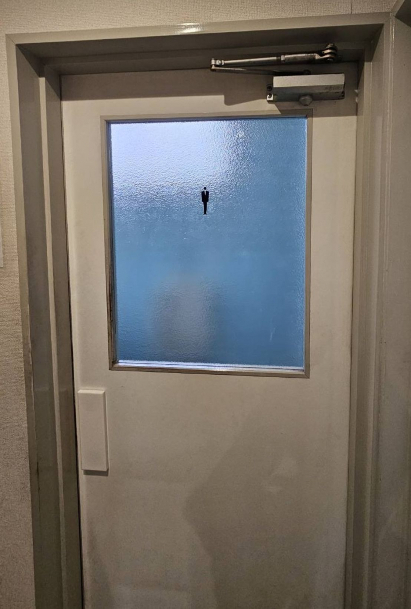 河端硝子のドアクローザーの交換をしました。の施工前の写真1