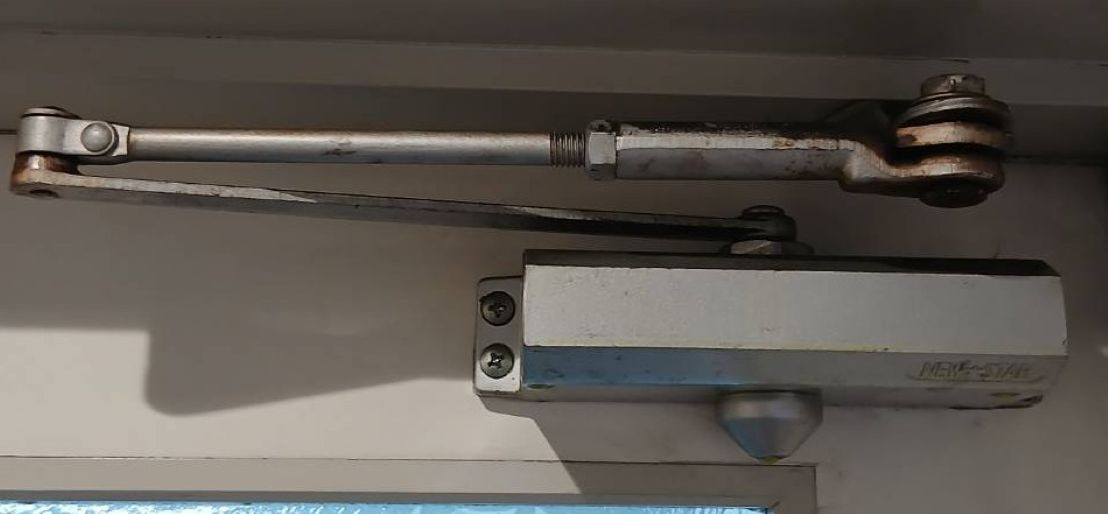 河端硝子のドアクローザーの交換をしました。の施工前の写真2