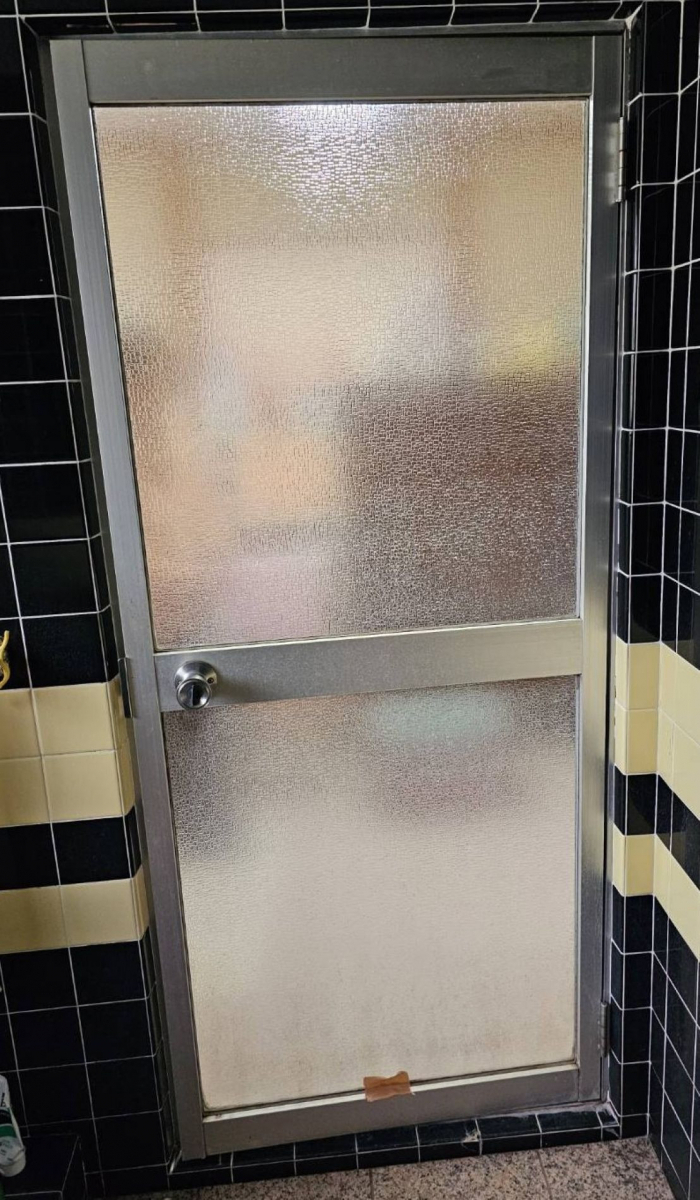 河端硝子の浴室ドアを取り替えました。の施工前の写真1