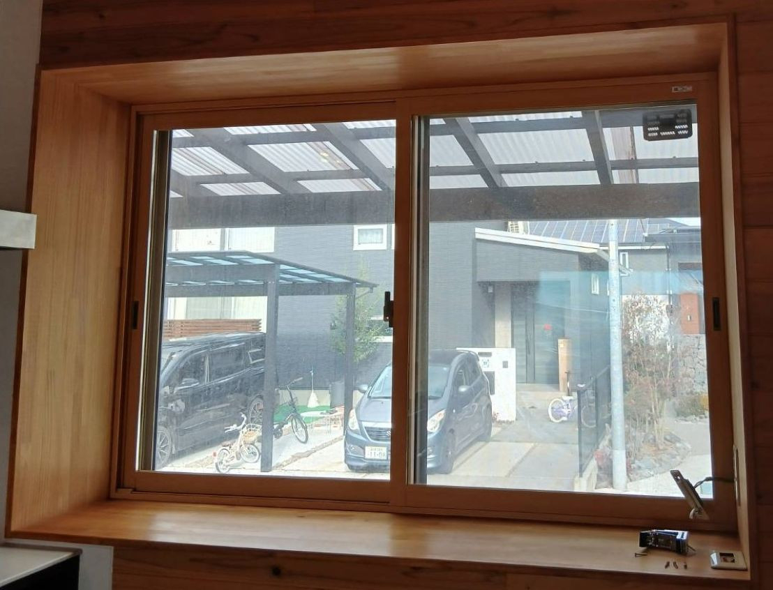 河端硝子の３か所にインプラスの取り付けを行いました。の施工後の写真2