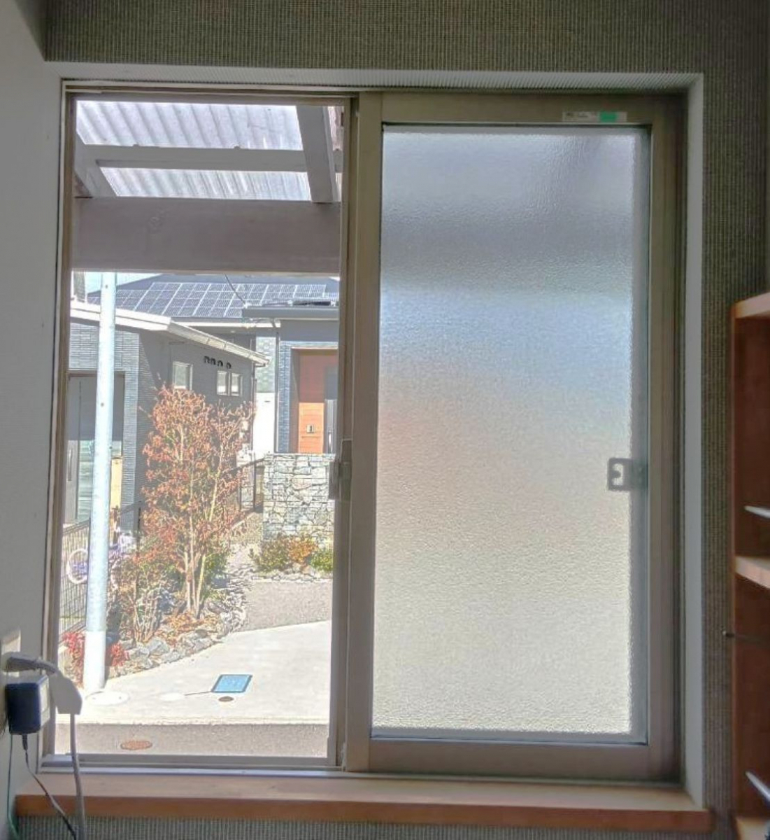 河端硝子の３か所にインプラスの取り付けを行いました。の施工前の写真1