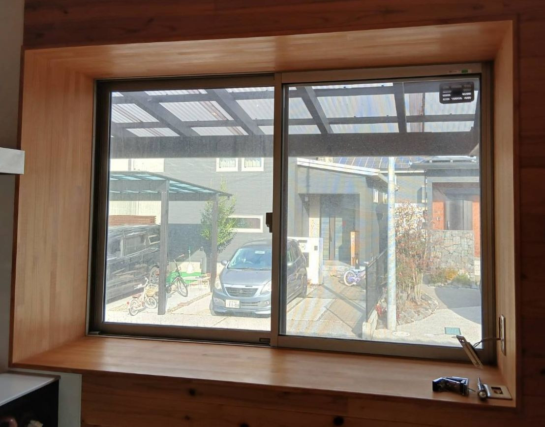 河端硝子の３か所にインプラスの取り付けを行いました。の施工前の写真2