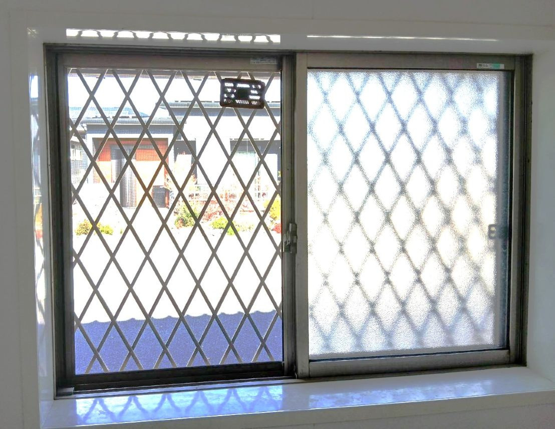 河端硝子の３か所にインプラスの取り付けを行いました。の施工前の写真3