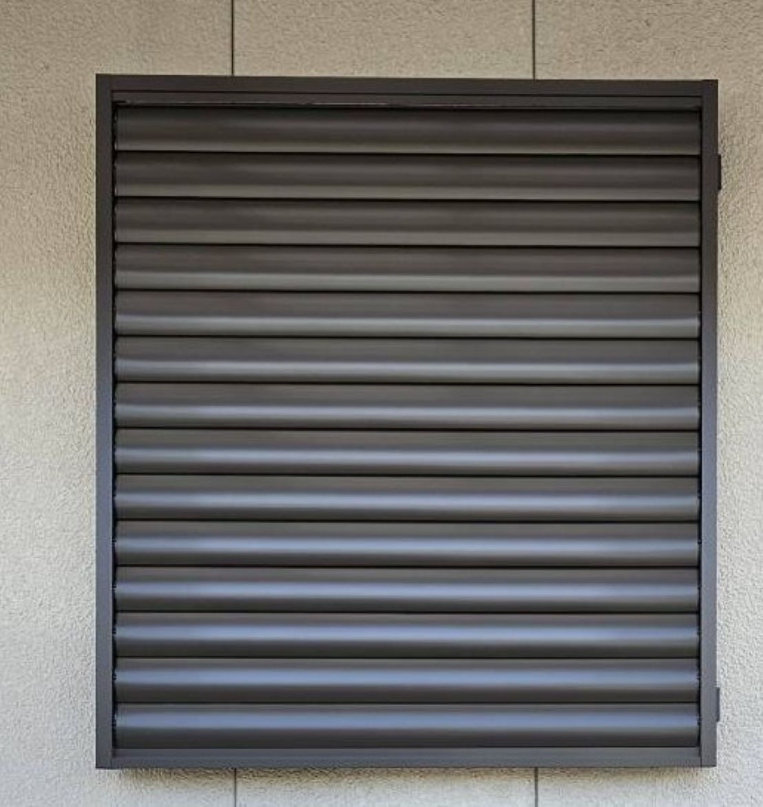 河端硝子の面格子から目隠しルーバーに取り替えを行いました。の施工後の写真1