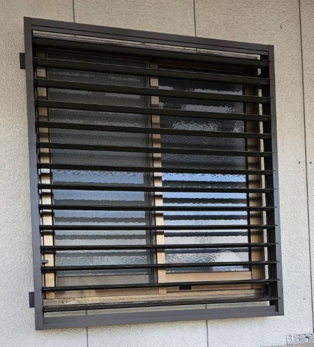 河端硝子の面格子から目隠しルーバーに取り替えを行いました。の施工後の写真2