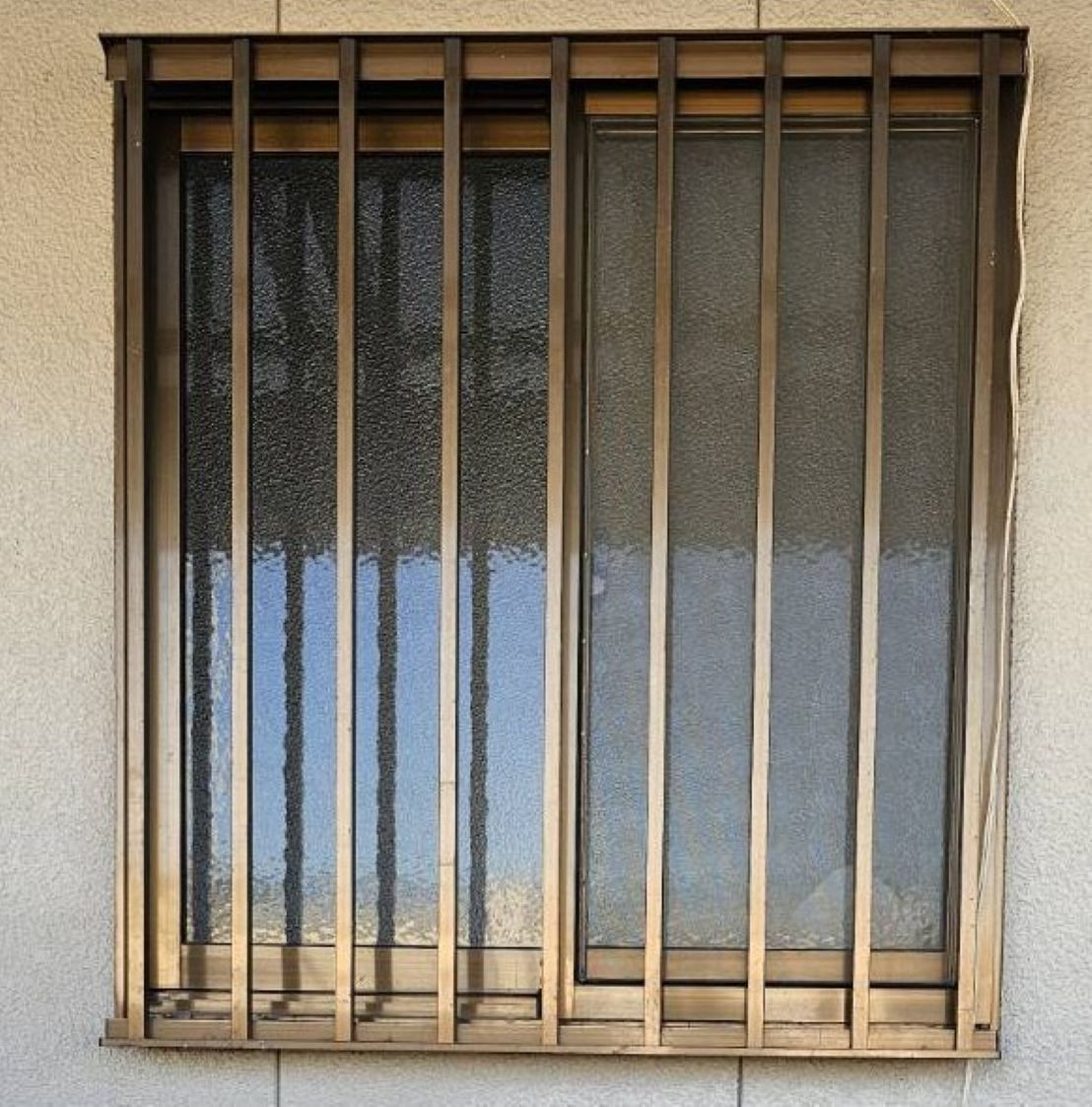 河端硝子の面格子から目隠しルーバーに取り替えを行いました。の施工前の写真1