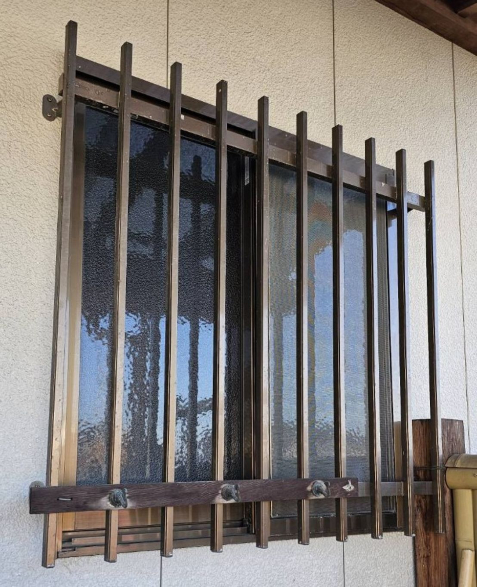 河端硝子の面格子から目隠しルーバーに取り替えを行いました。の施工前の写真2