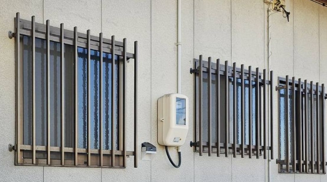 河端硝子の面格子から目隠しルーバーに取り替えを行いました。の施工前の写真3