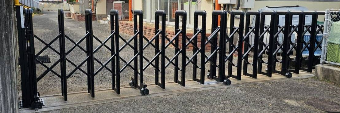 河端硝子のカーテンゲートの取り替えを行いました。の施工後の写真1