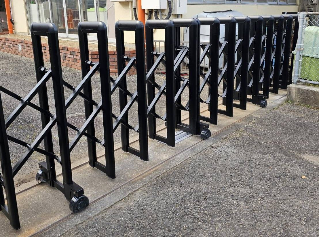 河端硝子のカーテンゲートの取り替えを行いました。の施工後の写真2