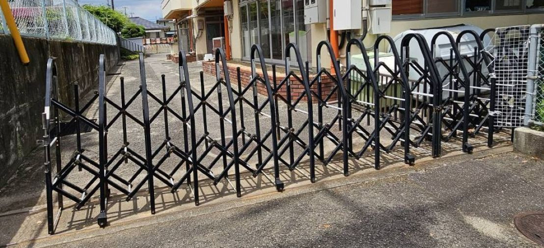 河端硝子のカーテンゲートの取り替えを行いました。の施工前の写真1