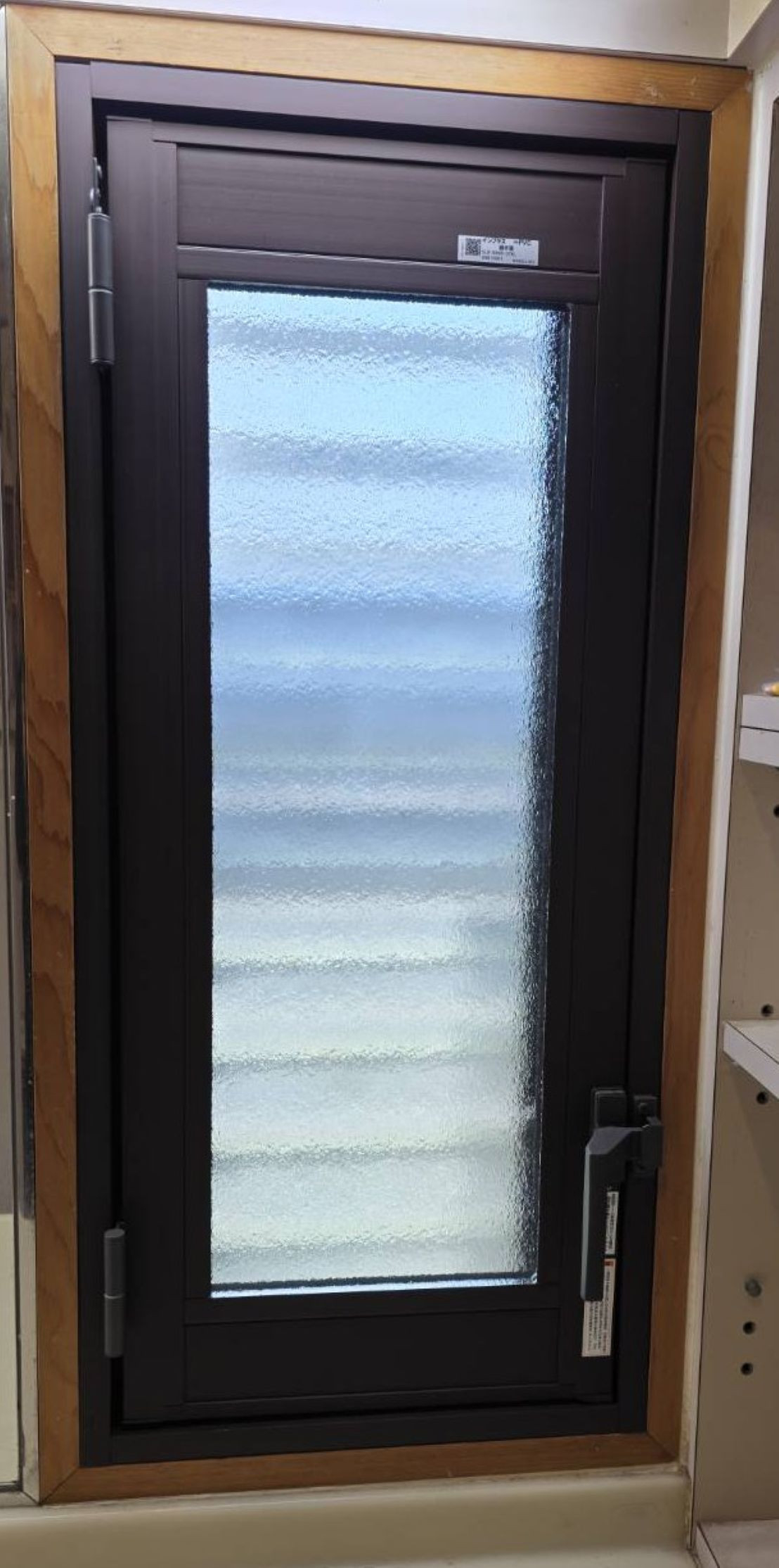 河端硝子のルーバー窓にインプラスを取り付けました。の施工後の写真1