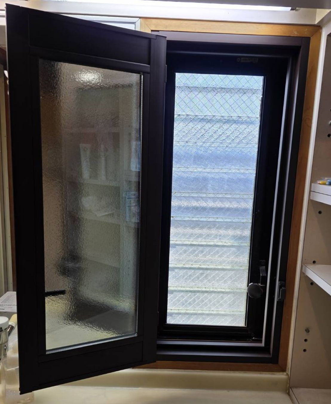 河端硝子のルーバー窓にインプラスを取り付けました。の施工後の写真2