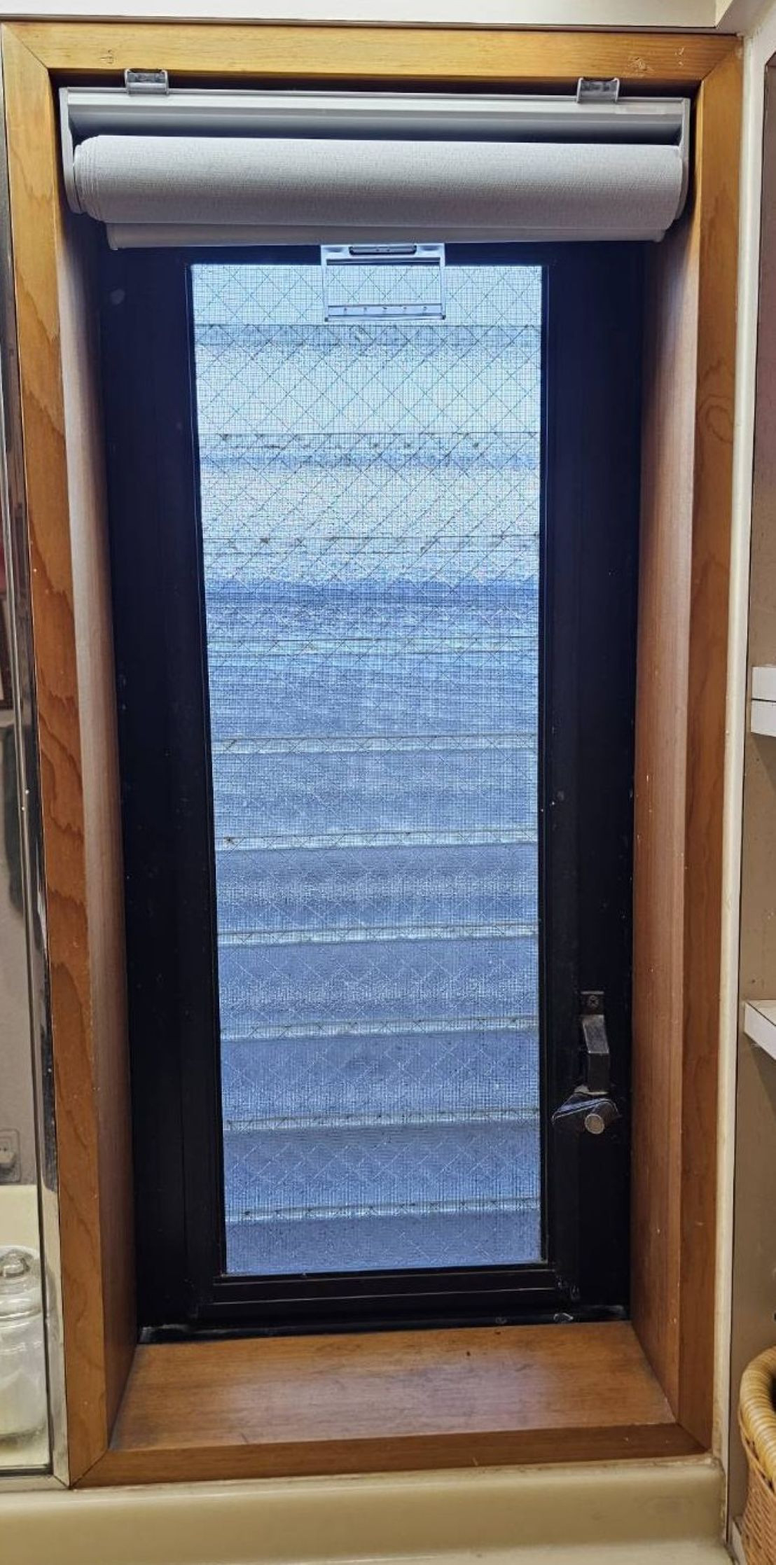 河端硝子のルーバー窓にインプラスを取り付けました。の施工前の写真1