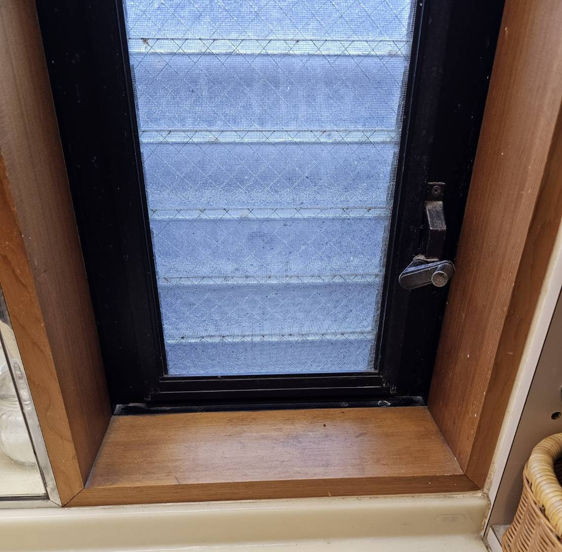 河端硝子のルーバー窓にインプラスを取り付けました。の施工前の写真2