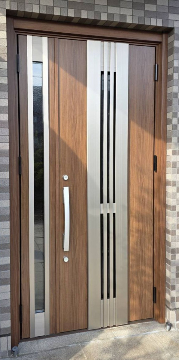 河端硝子の玄関ドアの取り替えを行いました。の施工後の写真1