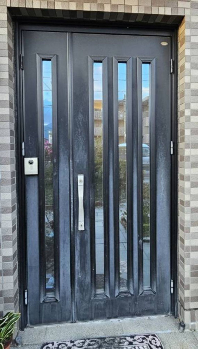 河端硝子の玄関ドアの取り替えを行いました。の施工前の写真1