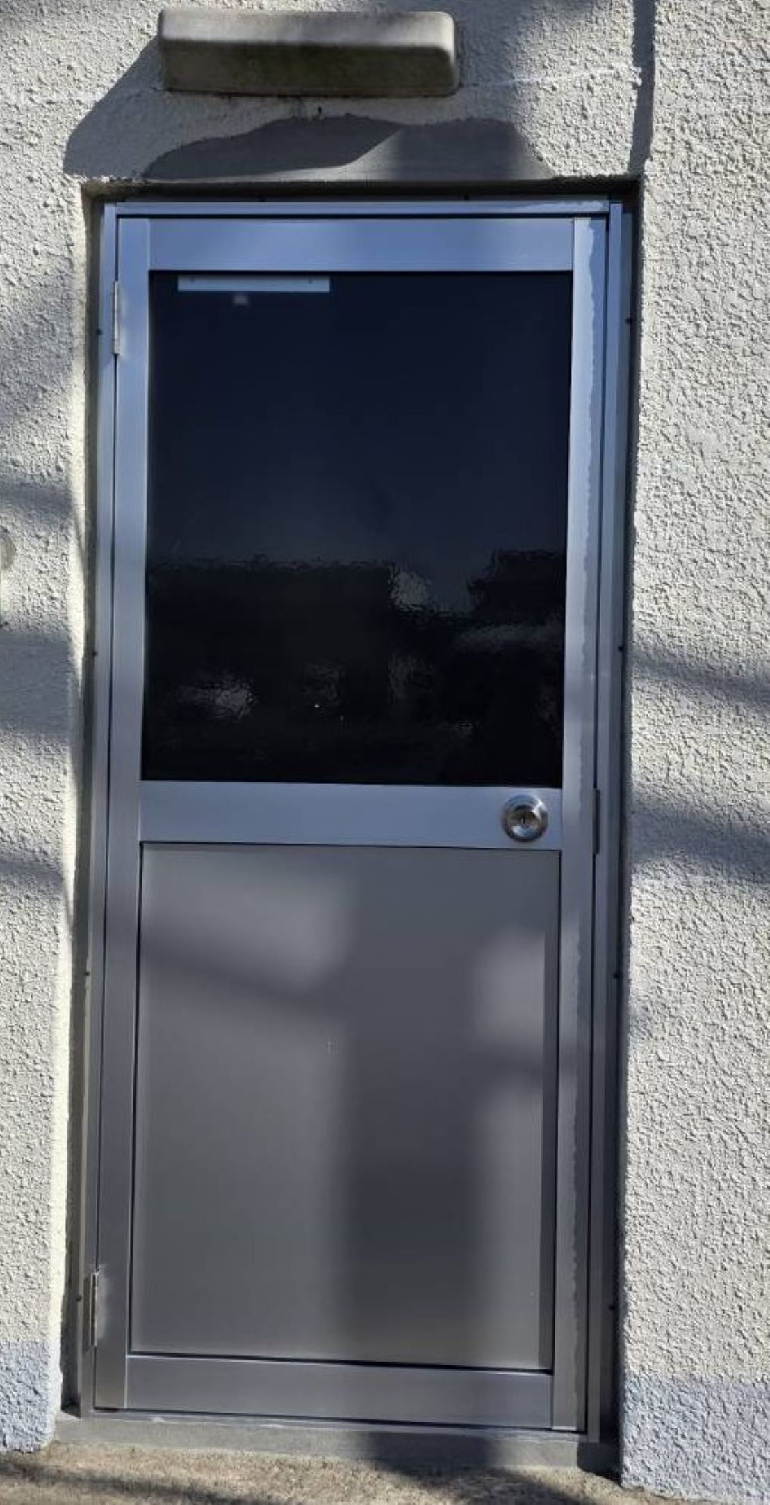 河端硝子の【勝手口ドア取替】経年劣化したドアを新しく一新。の施工後の写真1