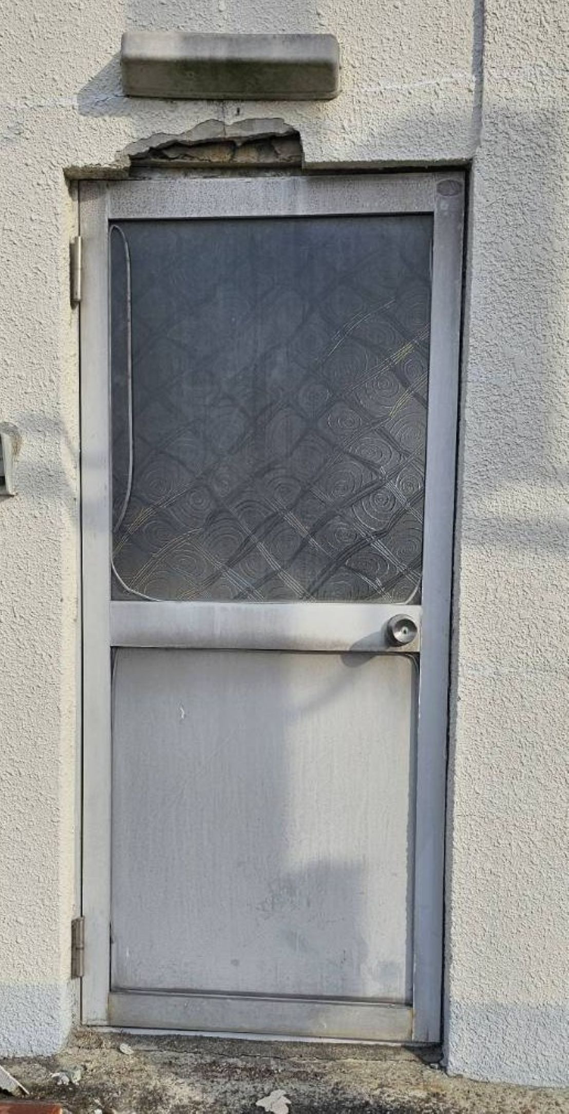 河端硝子の【勝手口ドア取替】経年劣化したドアを新しく一新。の施工前の写真1