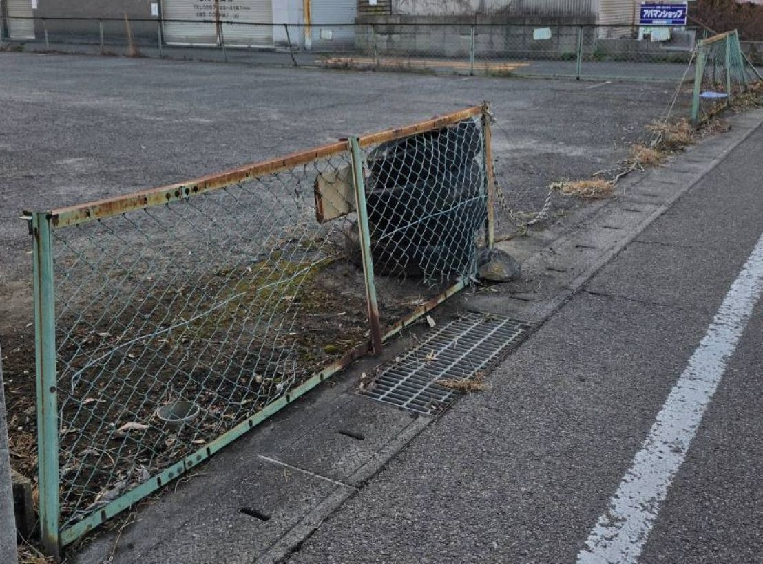 河端硝子の老朽化したフェンスを一新！の施工前の写真1