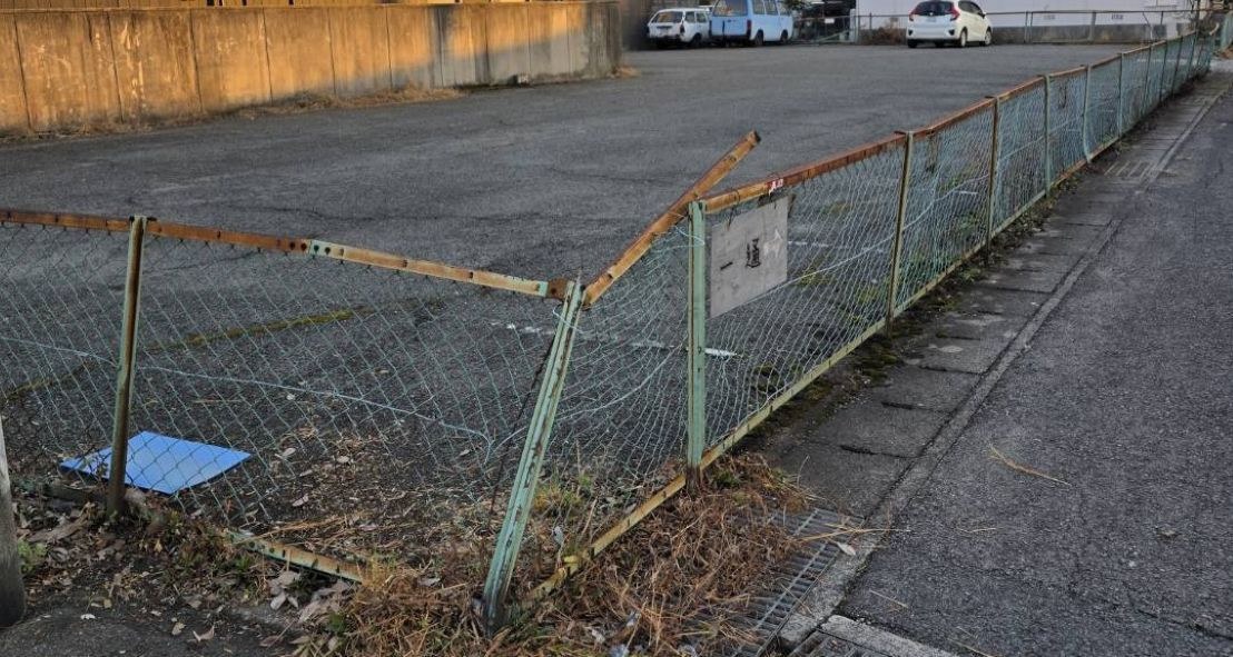河端硝子の老朽化したフェンスを一新！の施工前の写真2