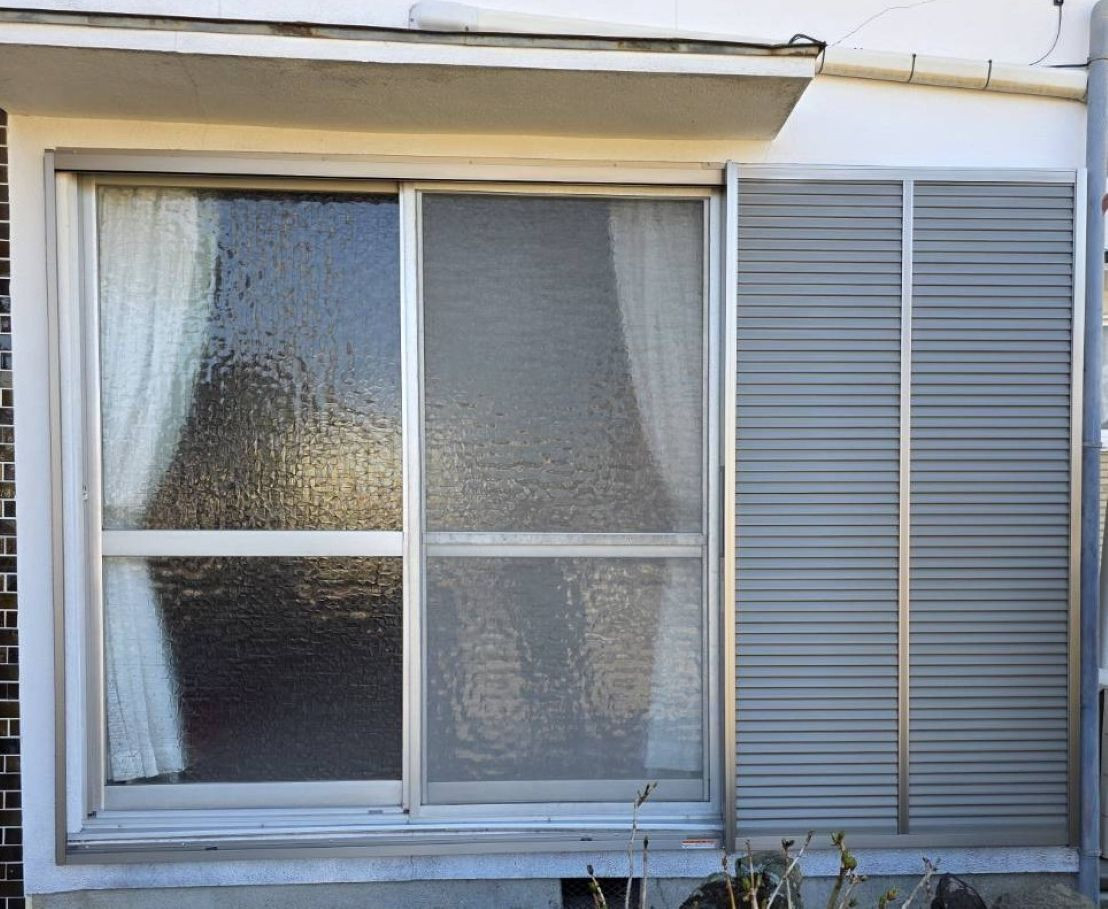 河端硝子の後付け雨戸で台風対策！既存の窓に合わせたスピード設置の施工後の写真1