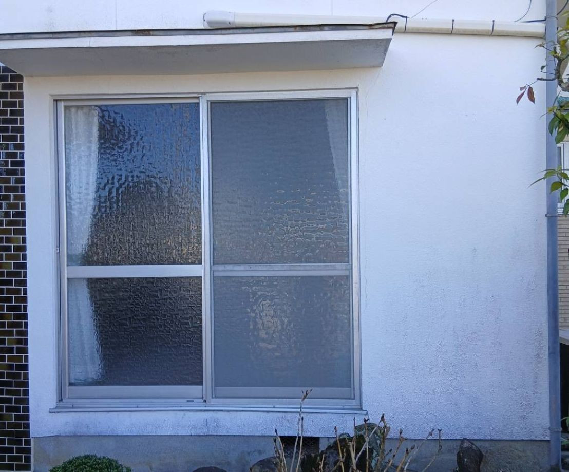 河端硝子の後付け雨戸で台風対策！既存の窓に合わせたスピード設置の施工前の写真1