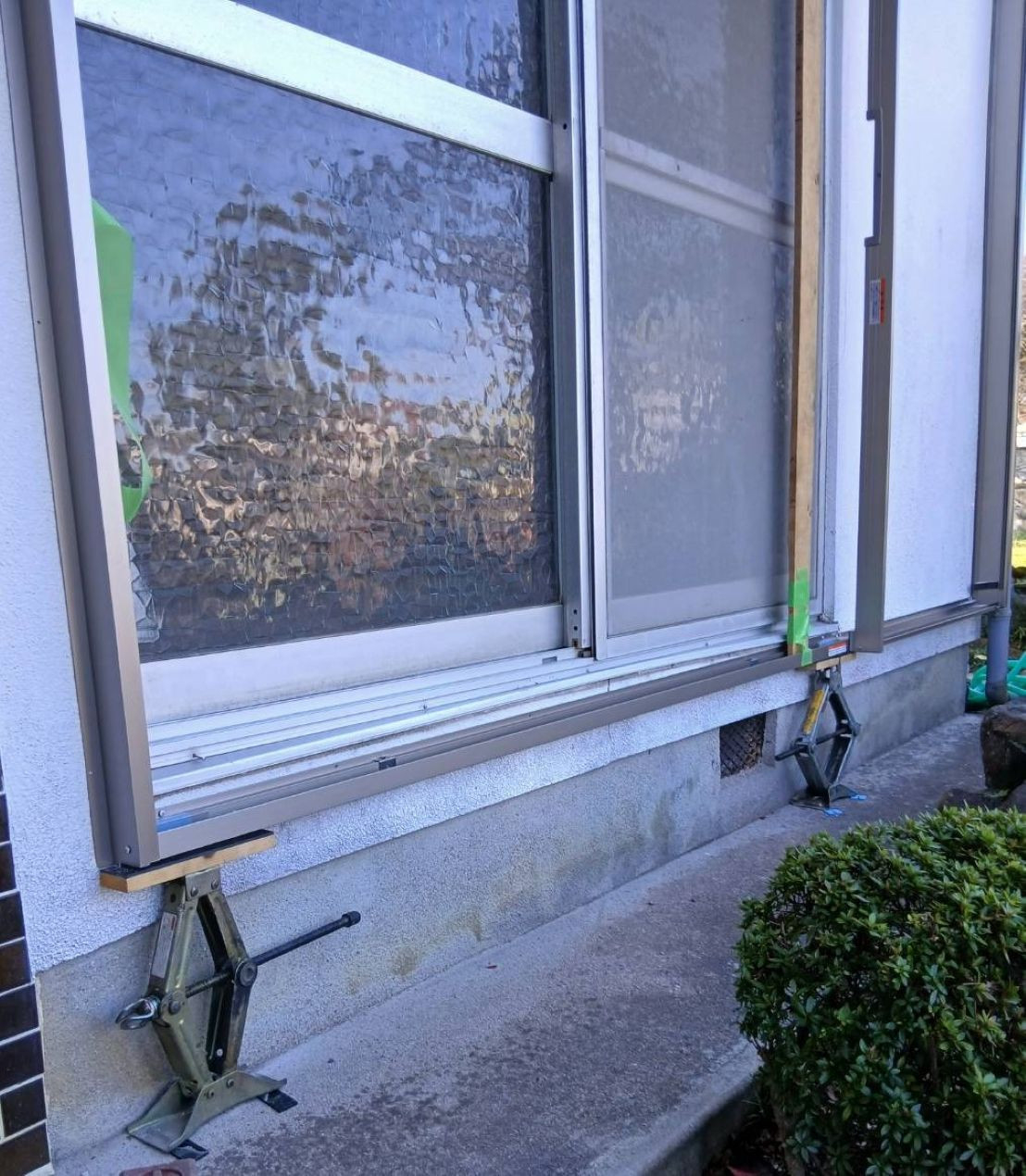 河端硝子の後付け雨戸で台風対策！既存の窓に合わせたスピード設置の施工前の写真2