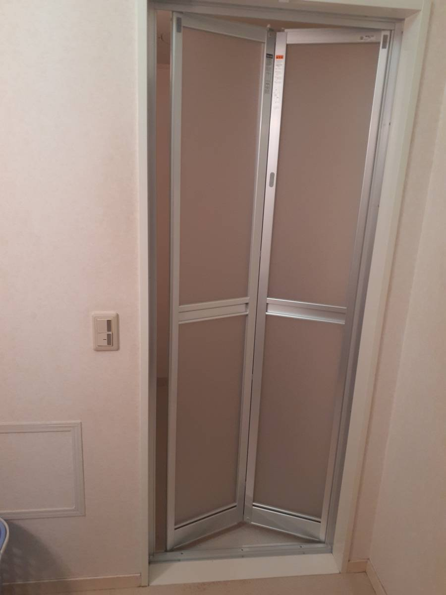 三喜の浴室中折れ戸のカバー工法の施工後の写真1