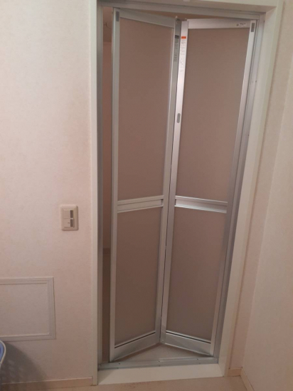 三喜の浴室中折れ戸のカバー工法施工事例写真1