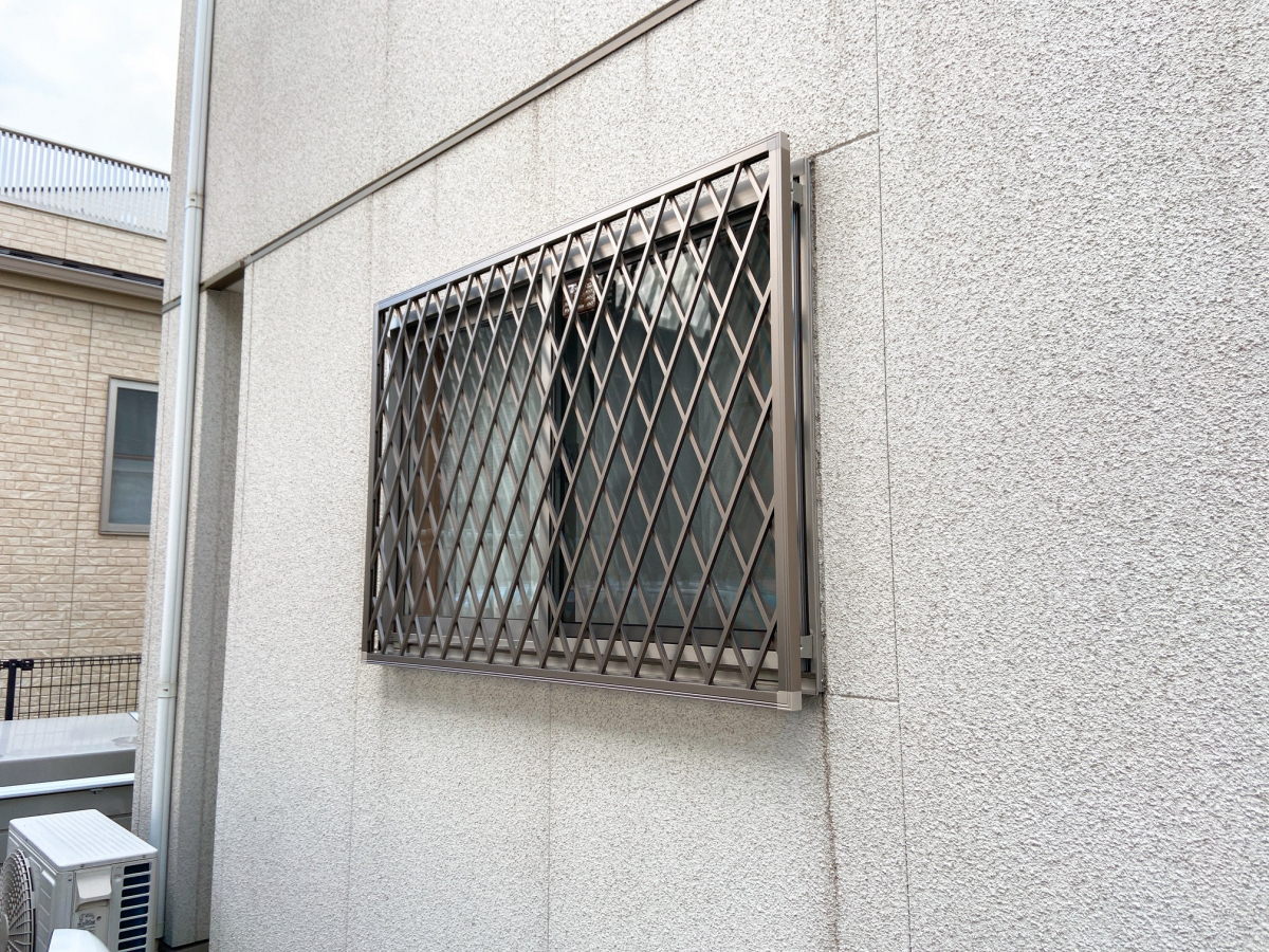三喜の賃貸物件でも安心　壁を傷つけない窓の格子取付の施工後の写真1
