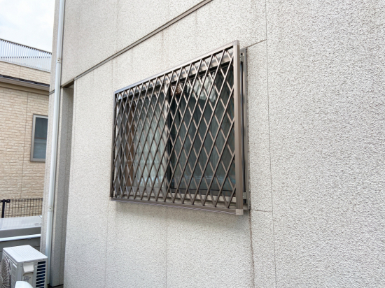 三喜の賃貸物件でも安心　壁を傷つけない窓の格子取付施工事例写真1