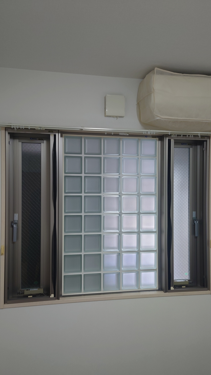 三喜の冷気が厳しい装飾窓に内窓を取付けて断熱効果をUP!の施工前の写真1