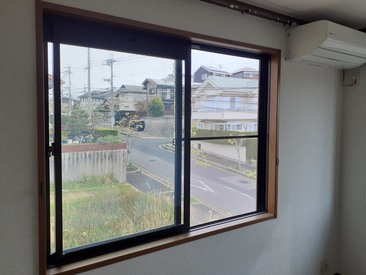 三喜の内窓で夏場の熱い日射しを軽減の施工前の写真1