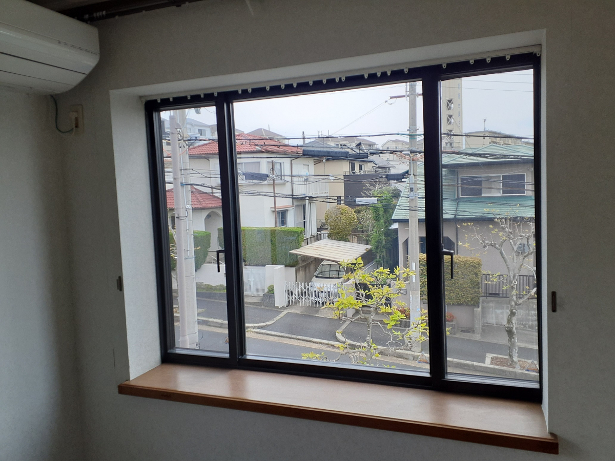 三喜の内窓で夏場の熱い日射しを軽減の施工前の写真2