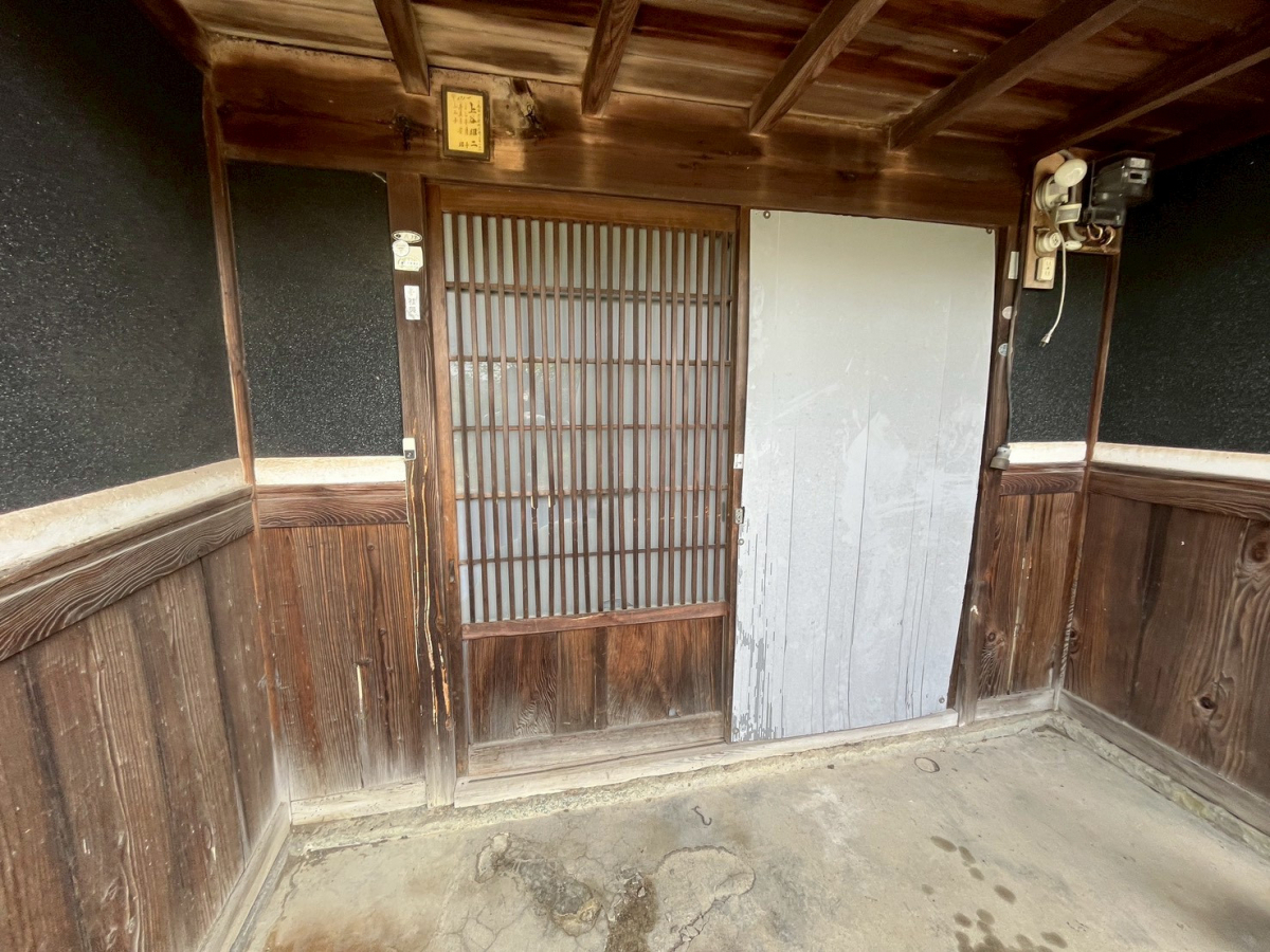 三喜のおしゃれ古民家✨玄関引戸と雨戸一新で素敵に変身！の施工前の写真2
