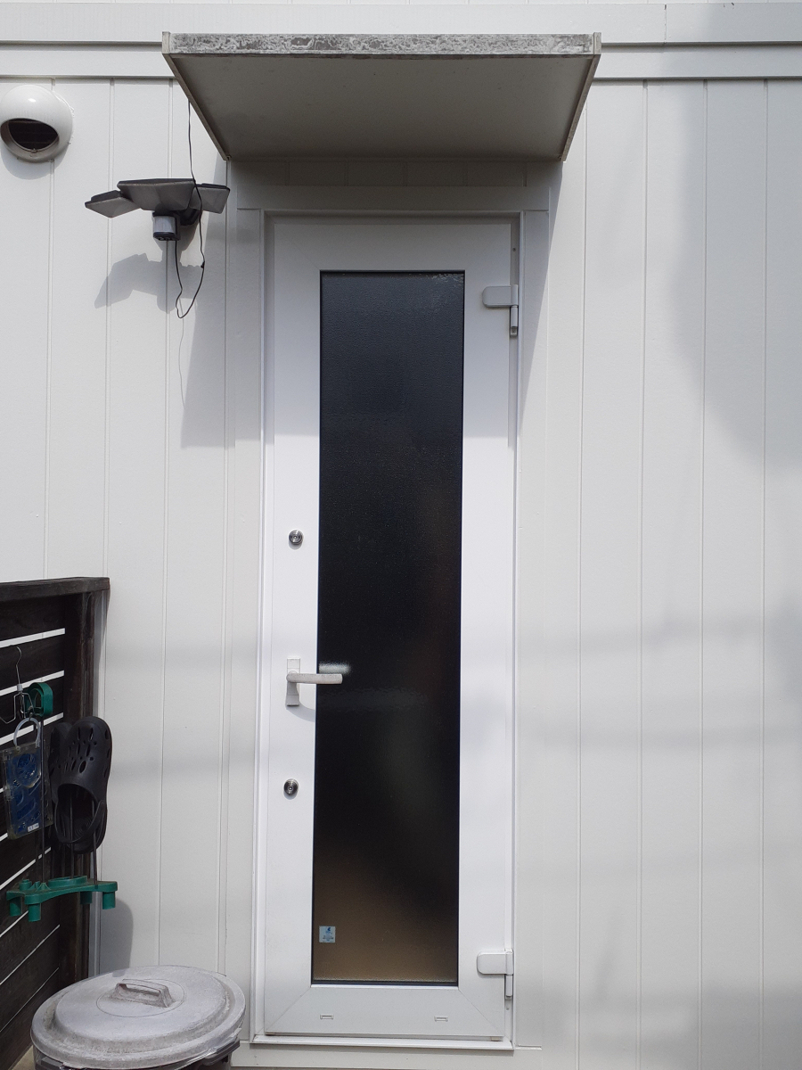 三喜の勝手口ドアカバー工法による、断熱性向上および採風機能の獲得の施工前の写真1