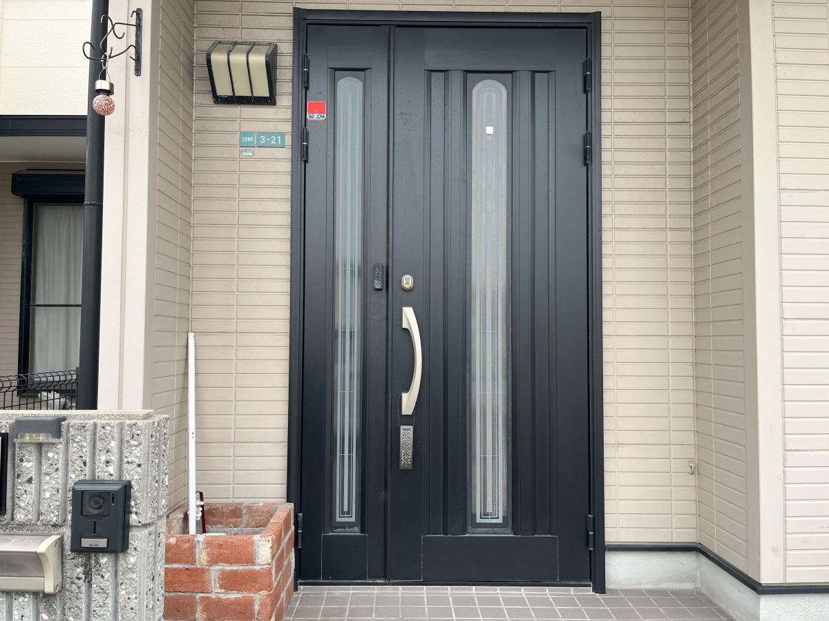 三喜の玄関ドア　カバー工法の施工前の写真1