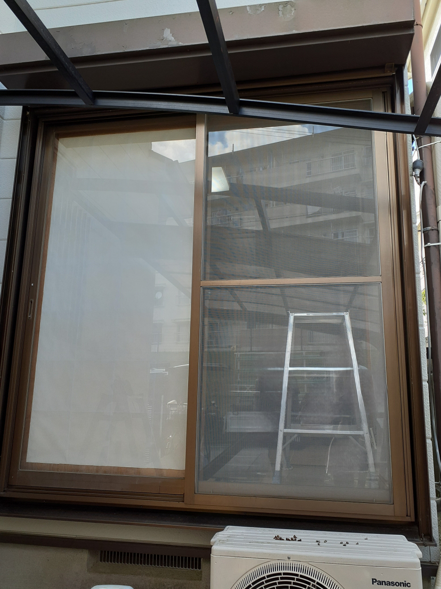 三喜の動きの悪くなった雨戸シャッター（手動）を、便利な電動式シャッターに交換！の施工前の写真1