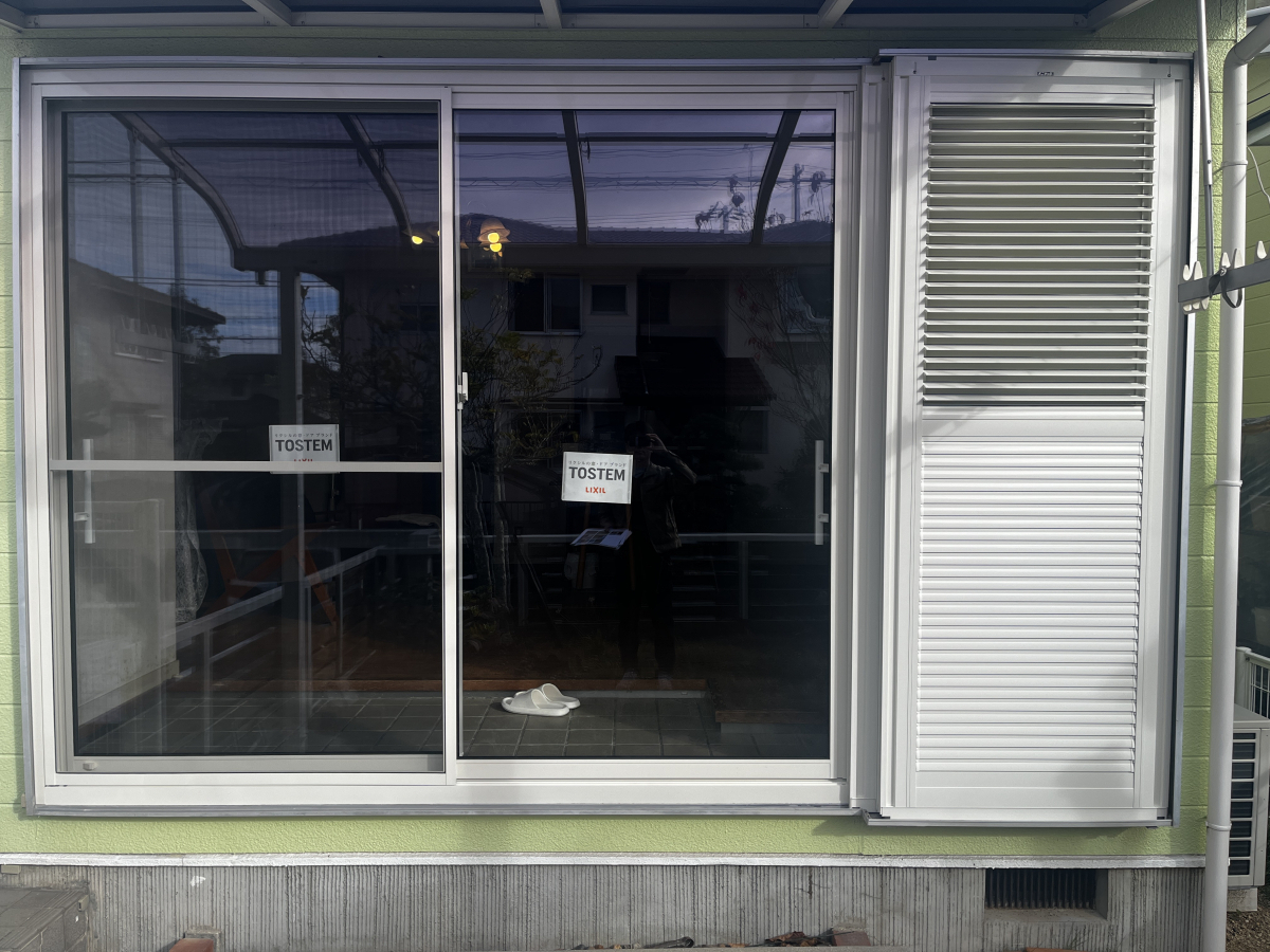 三喜の大きな窓の冷気もしっかり防ぐ！ カバー工法リプラスの施工後の写真1