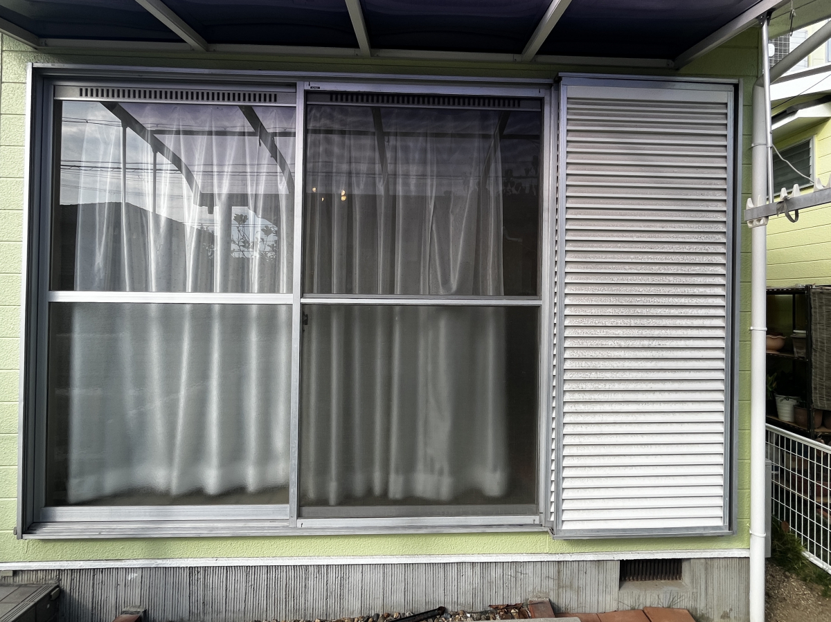 三喜の大きな窓の冷気もしっかり防ぐ！ カバー工法リプラスの施工前の写真1